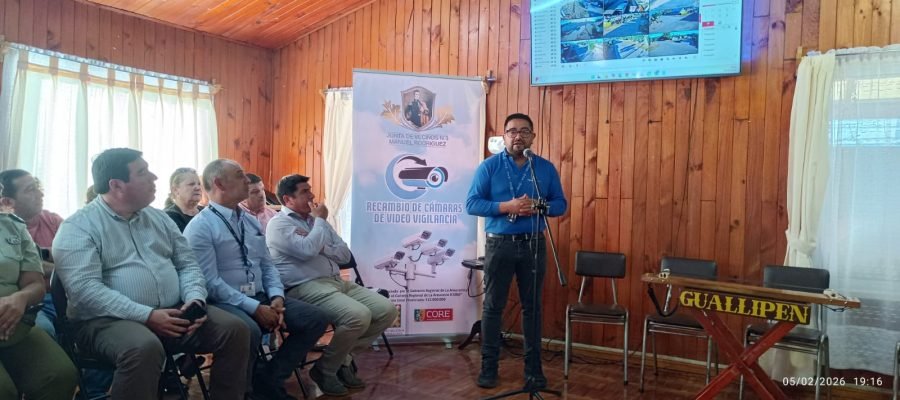 Presentación comunitaria del proyecto CCTV de la Junta de Vecinos Manuel Rodríguez en Lautaro, con pantalla de monitoreo y exposición técnica.