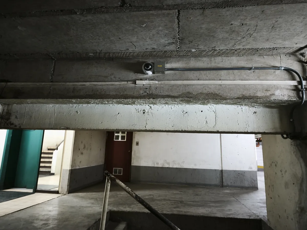 Acceso interior del subsuelo con cámara de seguridad existente