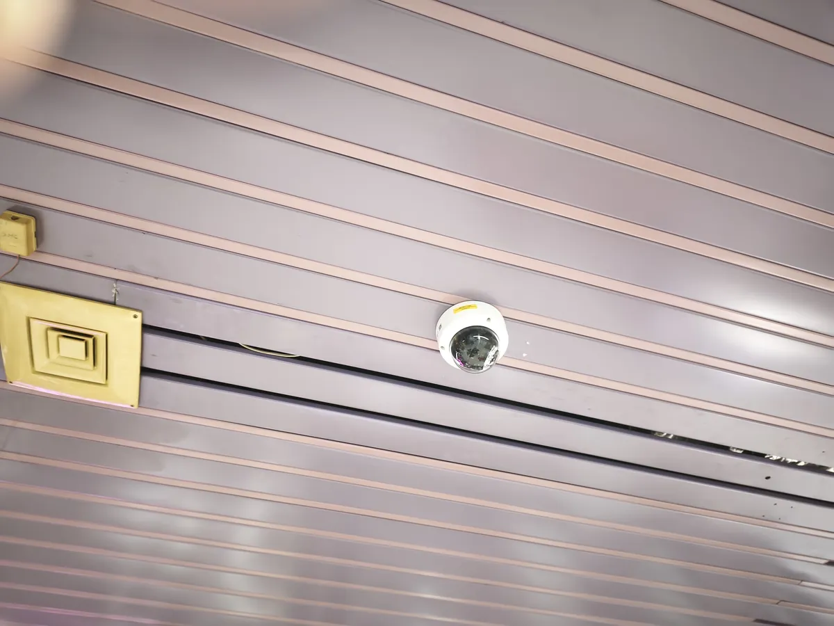 Cámara domo instalada en el cielo de un pasillo de Mall Mirage
