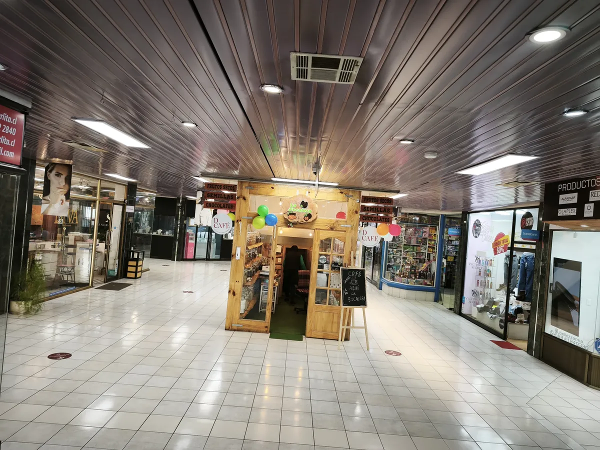 Pasillo comercial del primer nivel de Mall Mirage