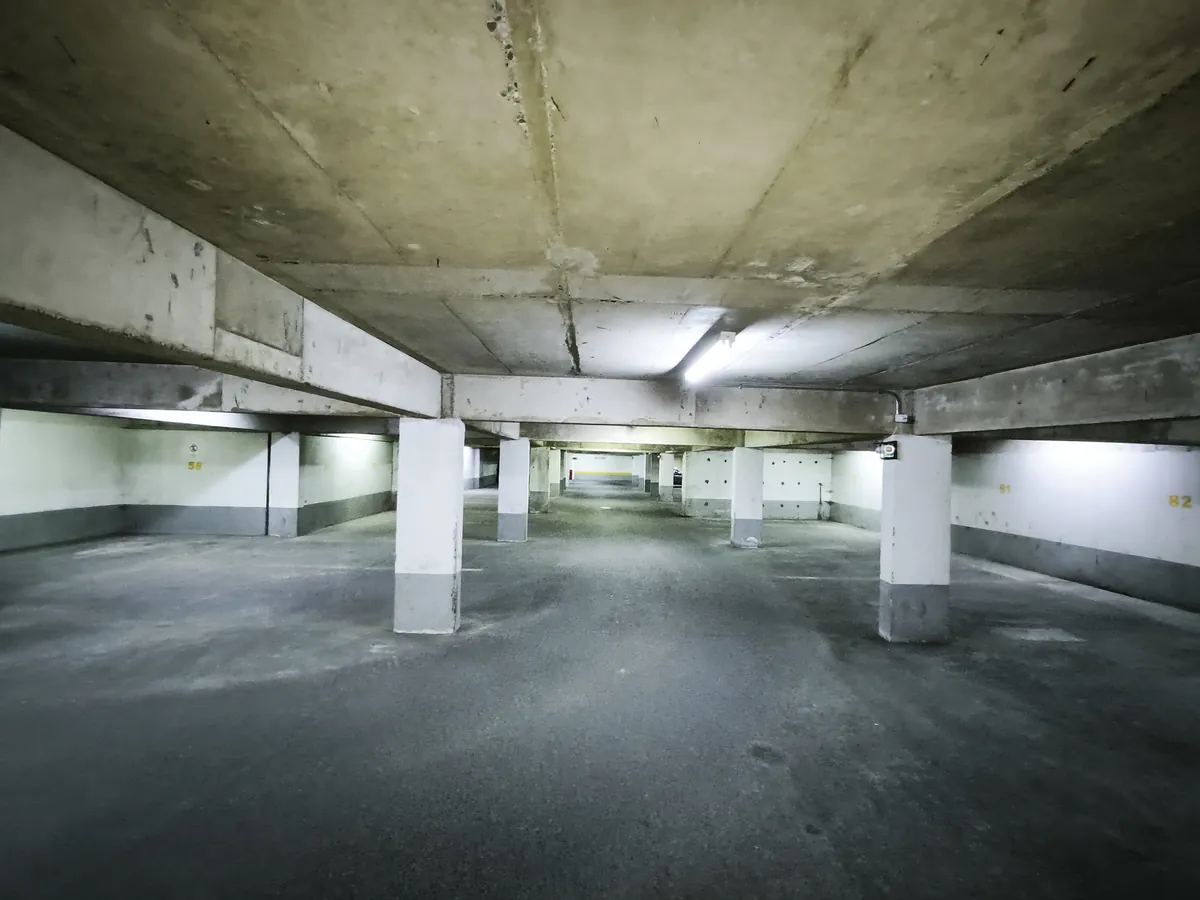 Vista general del estacionamiento subterráneo de Mall Mirage