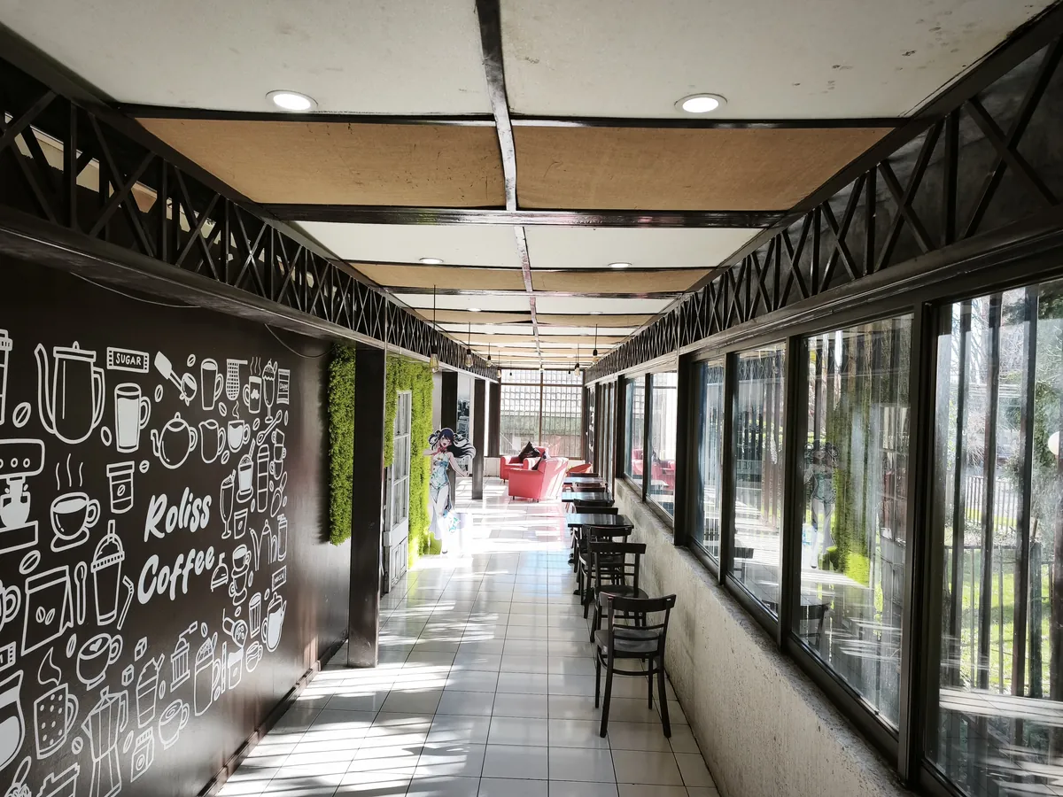 Pasillo interior con ventanales en Mall Mirage