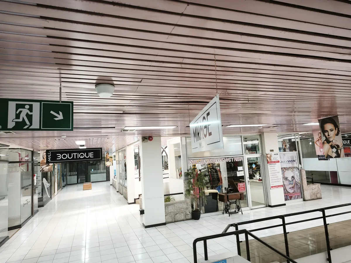 Vista amplia de los pasillos del segundo nivel de Mall Mirage
